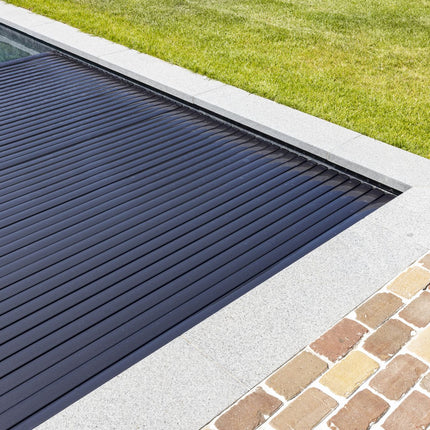 PCS serie-A: Solar Carbon Lamellen – Premium Zwembadafdekking per m²