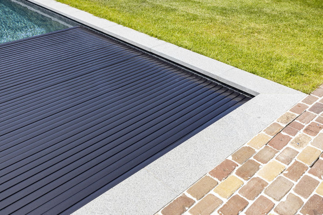 PCS serie-A: Solar Carbon Lamellen – Premium Zwembadafdekking per m²