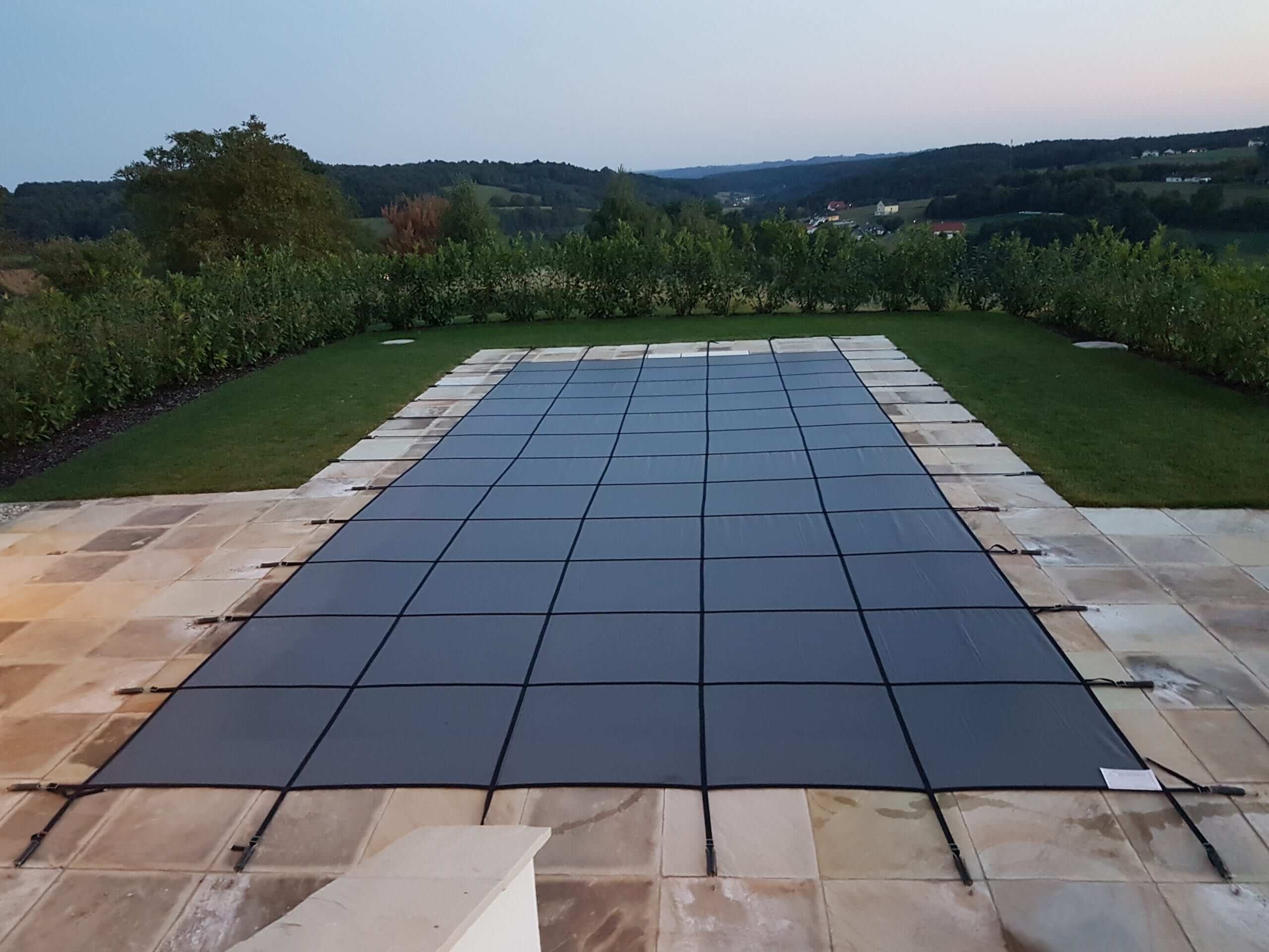 Sicherheits-Winterabdeckung Grau für ein rechteckiges Schwimmbecken 900 cm x 300 cm