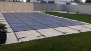 Graue Sicherheits-Winterabdeckung für ein rechteckiges Schwimmbad 650 cm x 350 cm
