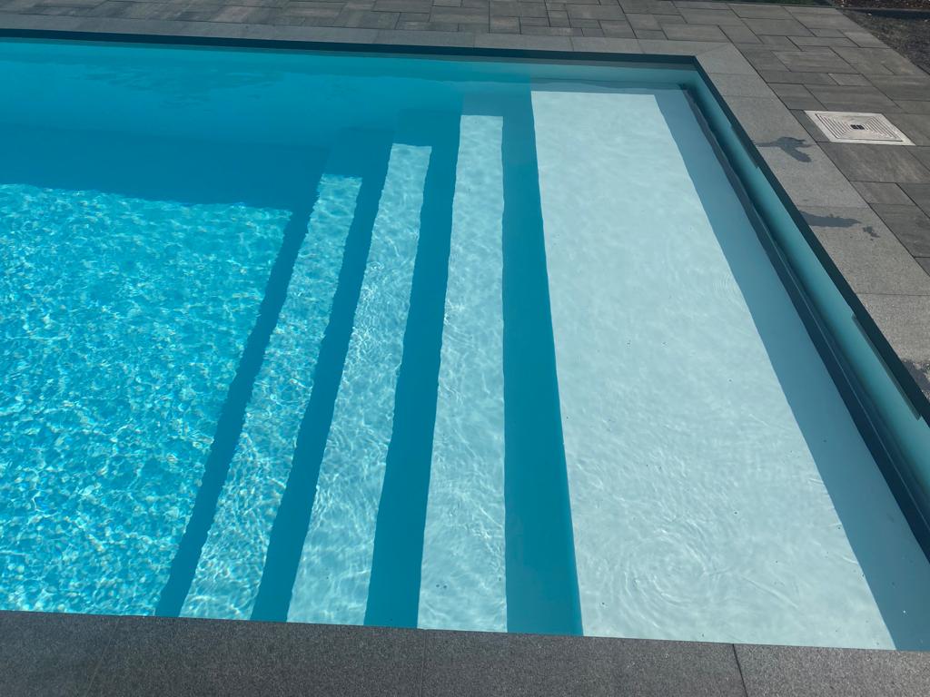 BlueFino polypropyleen zwembad met romeinse trap lichtgrijs - 500 x 300 x 150 cm - Azzura Pool