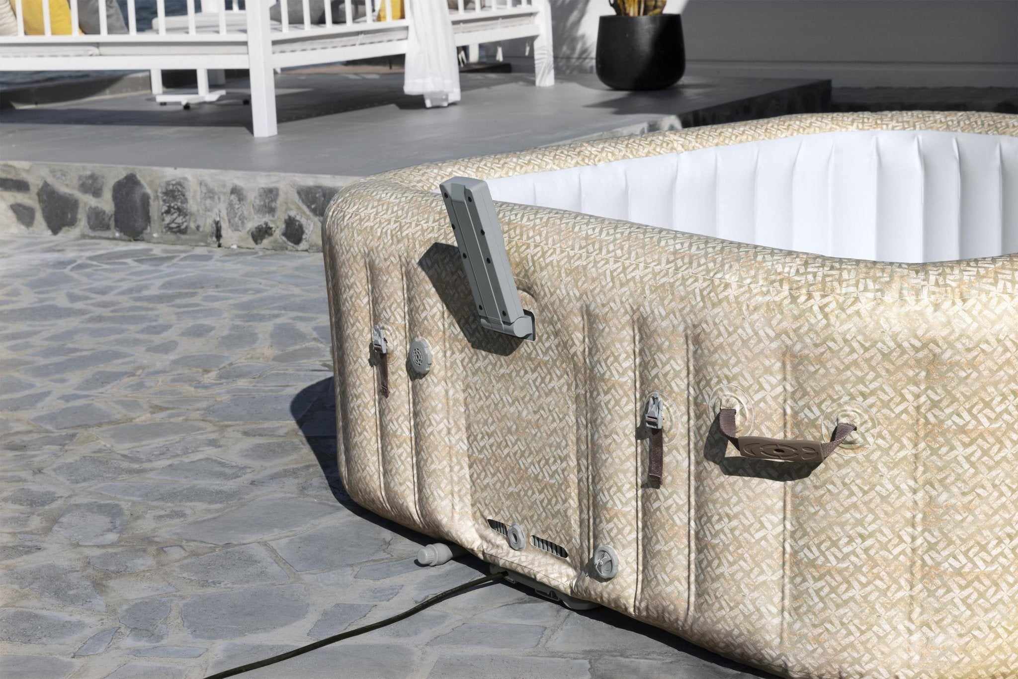 Lay-Z-Spa Rome Energy-Efficient Smart AirJet met App Bediening 7 Persoons - Azzura Pool
