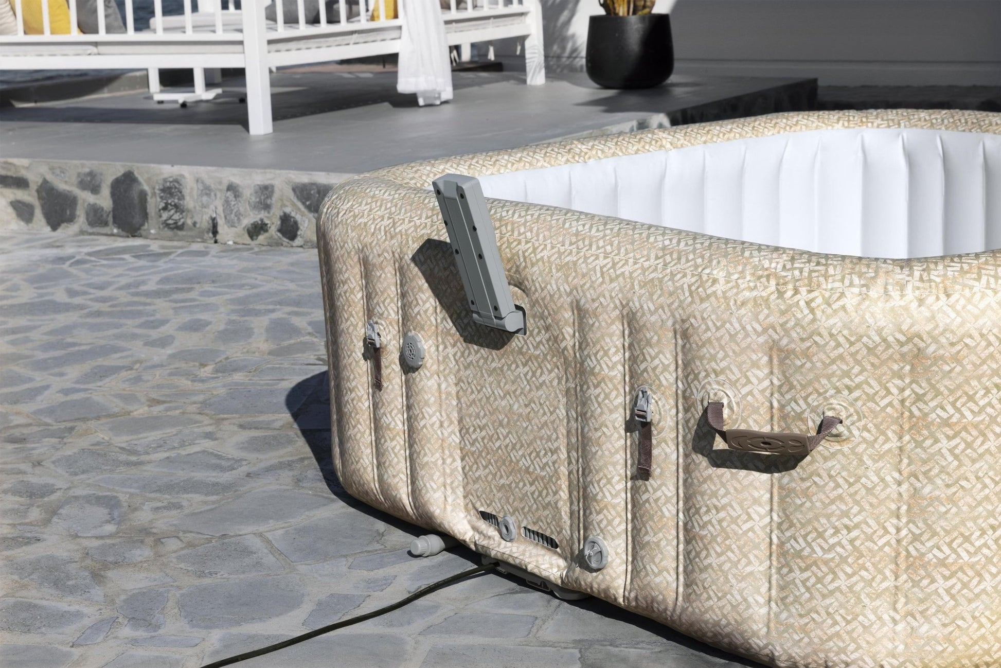 Lay-Z-Spa Rome Energy-Efficient Smart AirJet met App Bediening 7 Persoons - Azzura Pool