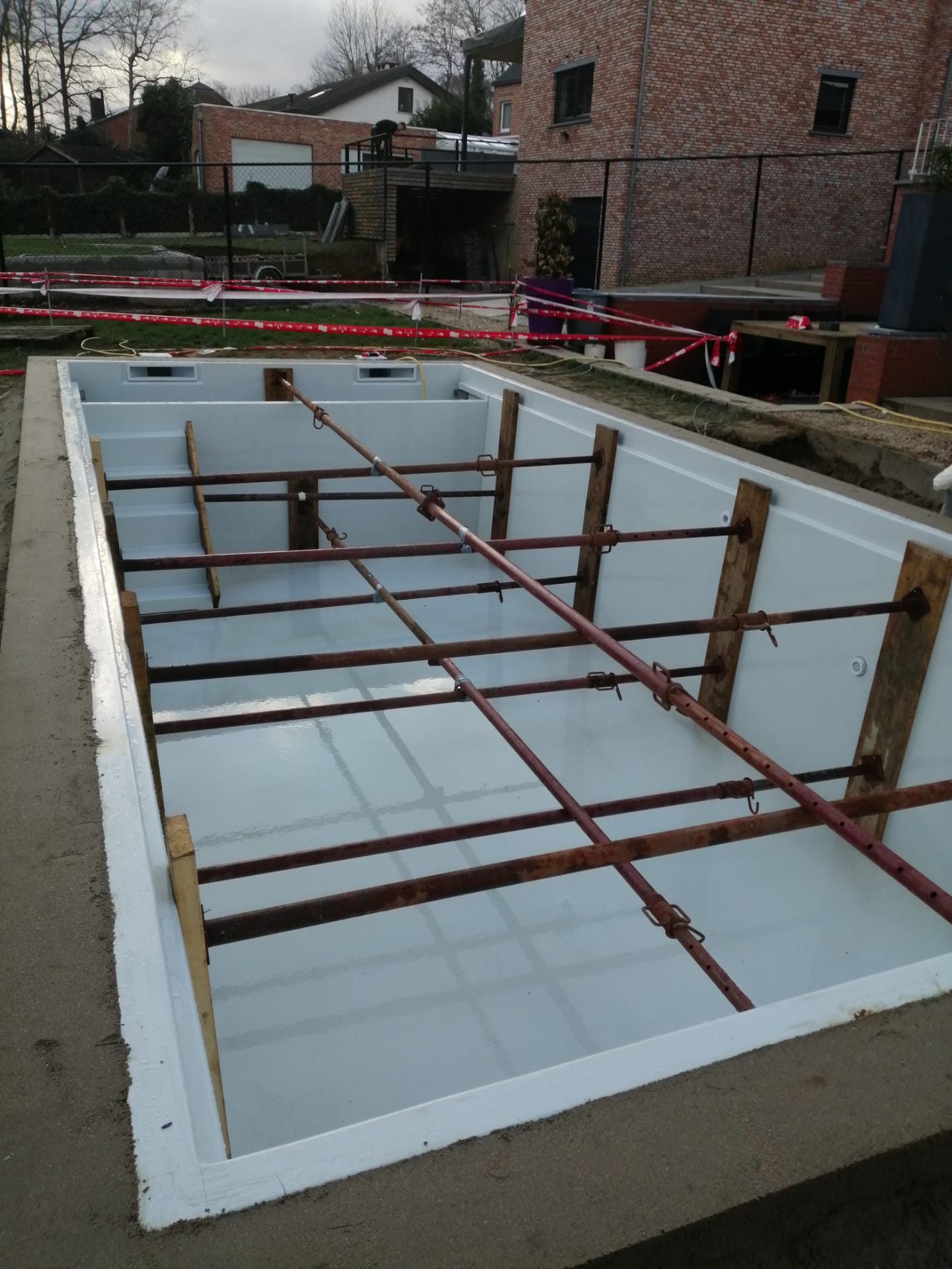 Polypropyleen zwembad lichtgrijs met rechte trap - 700 x 350 x 150 cm - Azzura Pool