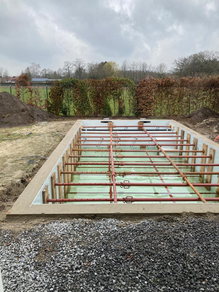 Polypropyleen zwembad lichtgrijs met rechte trap - 700 x 350 x 150 cm - Azzura Pool