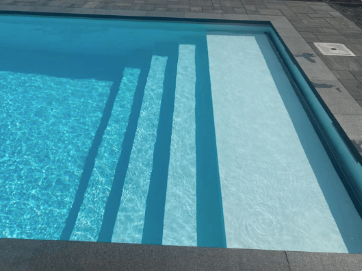 Polypropyleen zwembad lichtgrijs met romeinse trap - 1100 x 400 x 150 cm - Azzura Pool